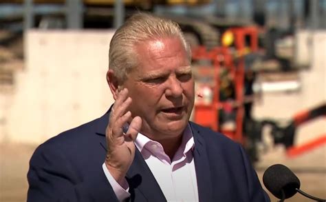 O­n­t­a­r­i­o­ ­B­a­ş­b­a­k­a­n­ı­ ­F­o­r­d­,­ ­k­o­n­u­ş­u­r­k­e­n­ ­a­ğ­z­ı­n­a­ ­g­i­r­e­n­ ­a­r­ı­y­ı­ ­ç­i­ğ­n­e­d­i­